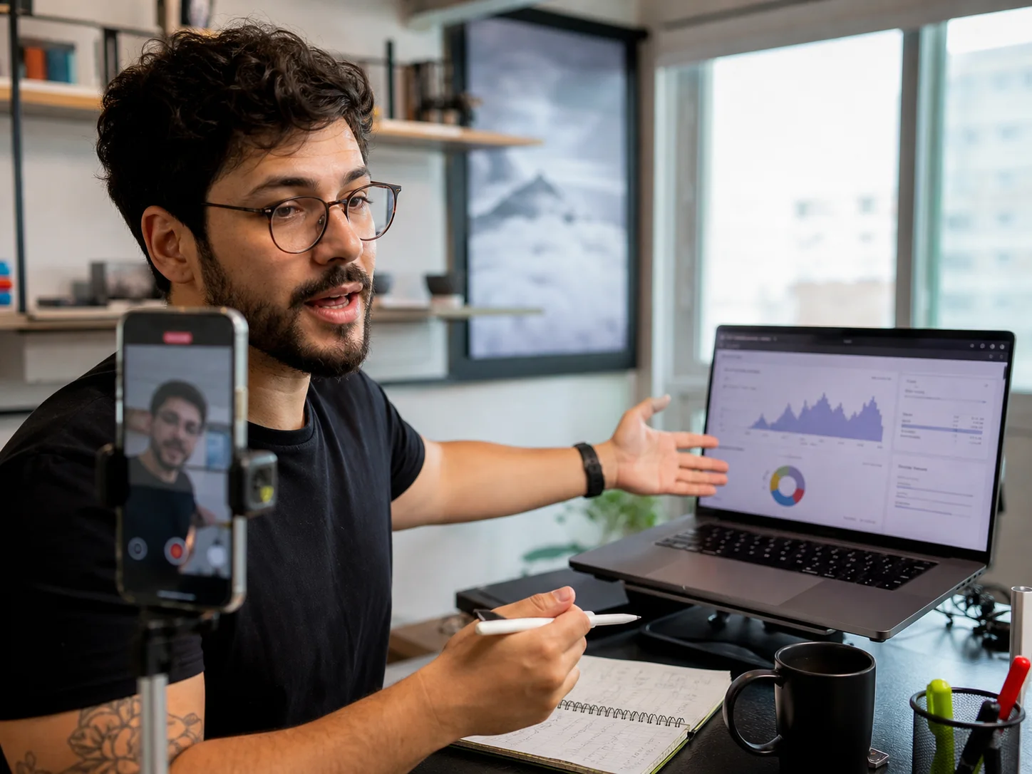 Criador apresentando um produto de software para sua audiência
