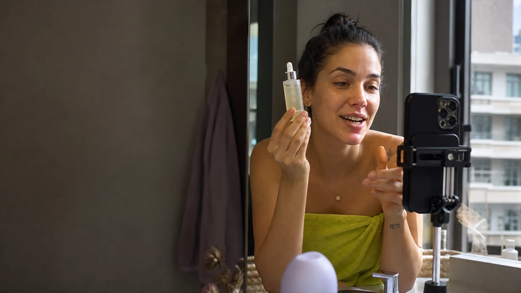 Criadora de beleza apresentando um produto cosmético para sua audiência